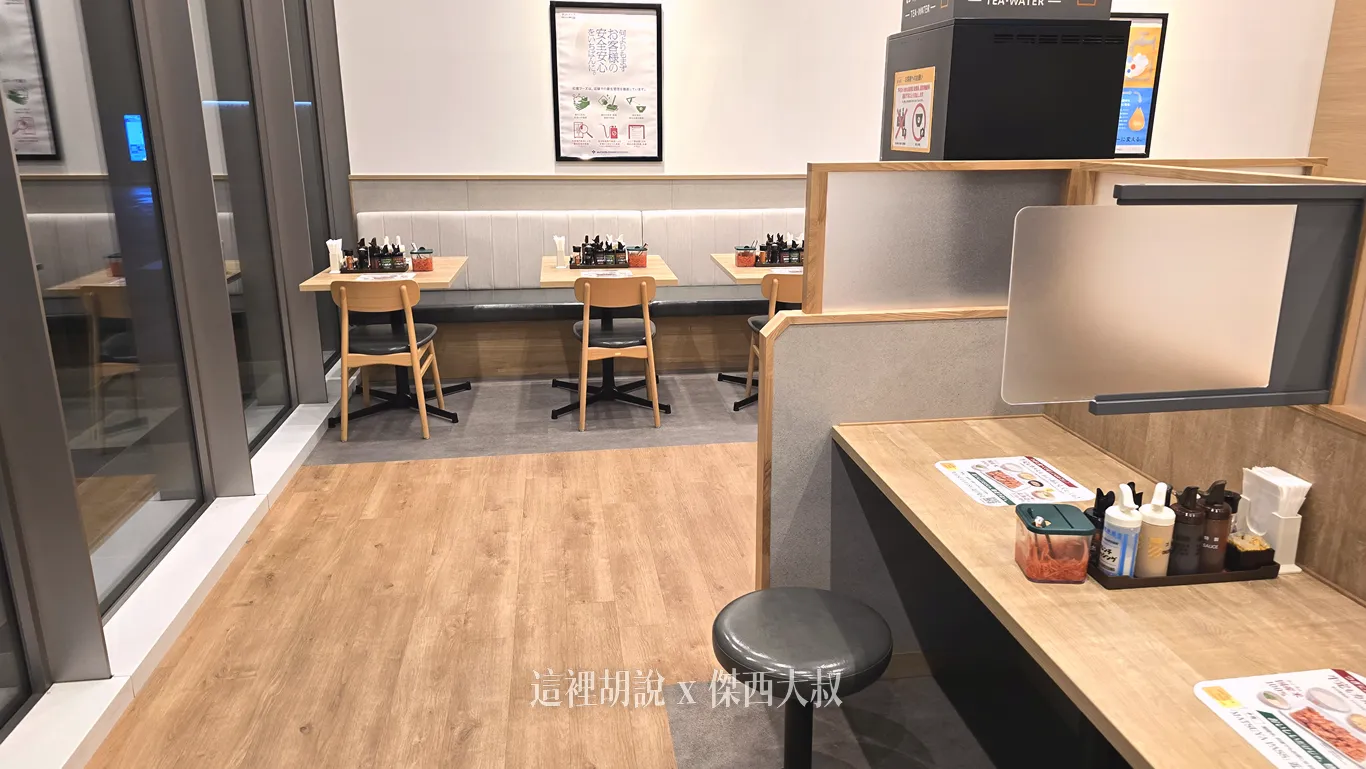跟傳統松屋的桌子配置不太一樣，那種U字型方便店員送菜的傳統店型