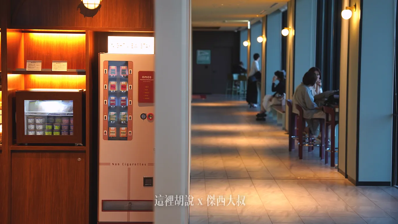 櫃臺的後方有販賣部