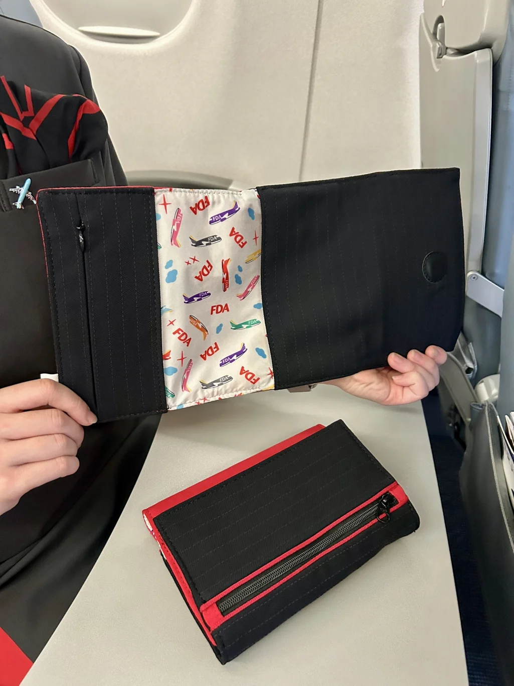 富士夢幻航空推退役空服制服再造配件 9月25日限量開賣：結合空服絲巾與制服布料 手工打造收納套與隨身包