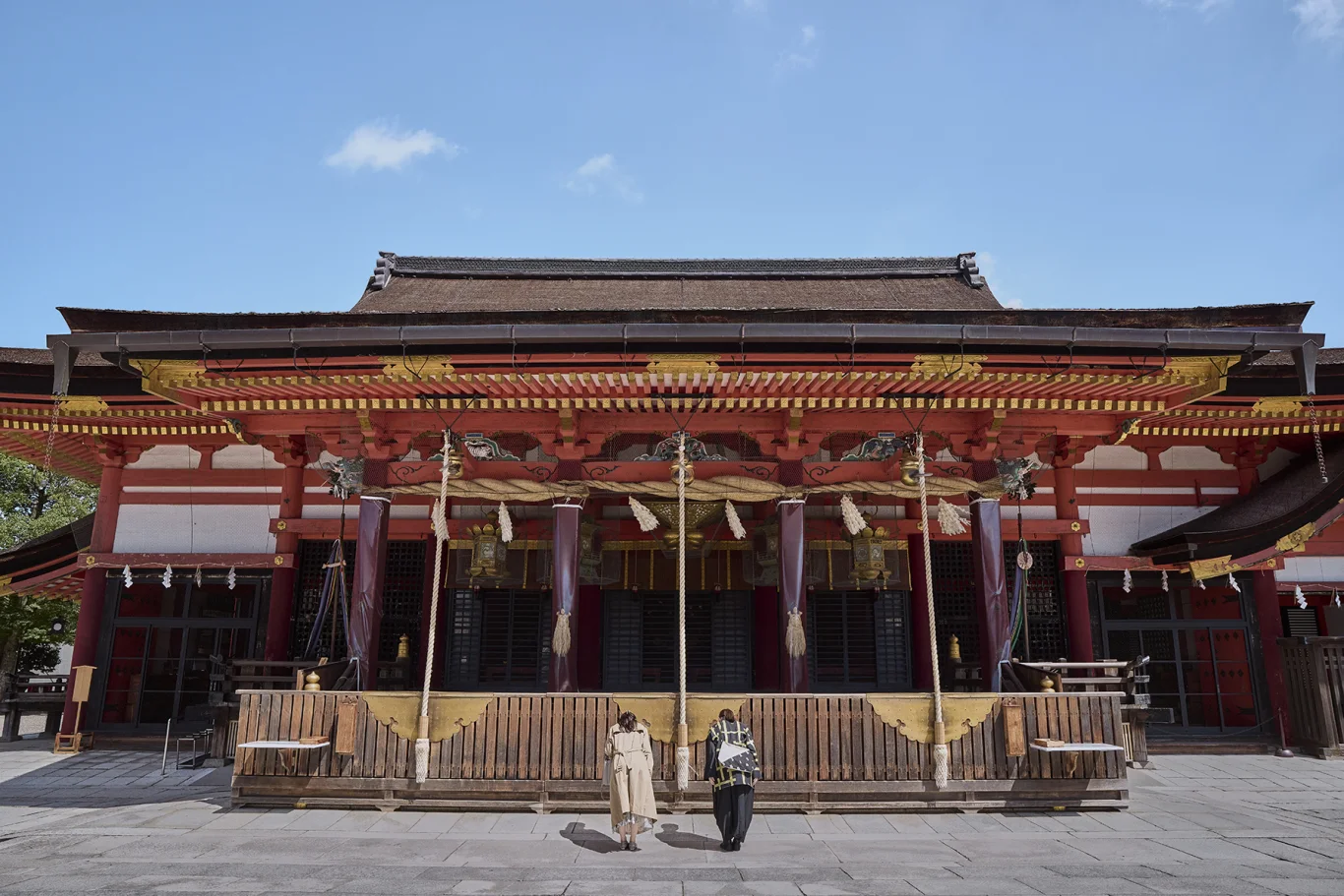 在八坂神社進行早晨參拜 在八坂神社進行早晨參拜