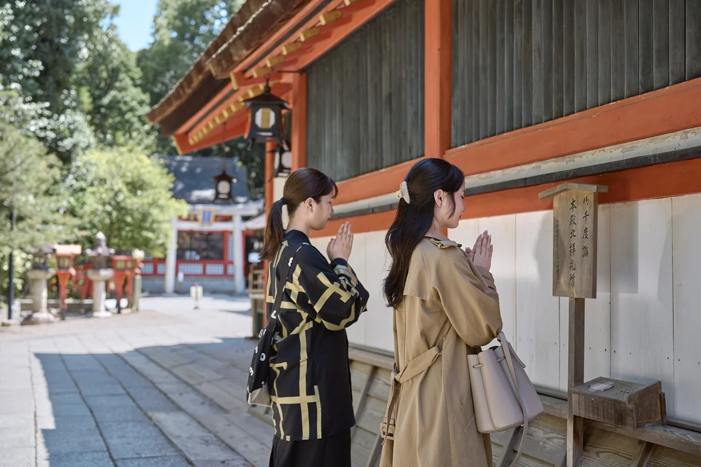 八坂神社本殿參拜情景 八坂神社本殿參拜情景