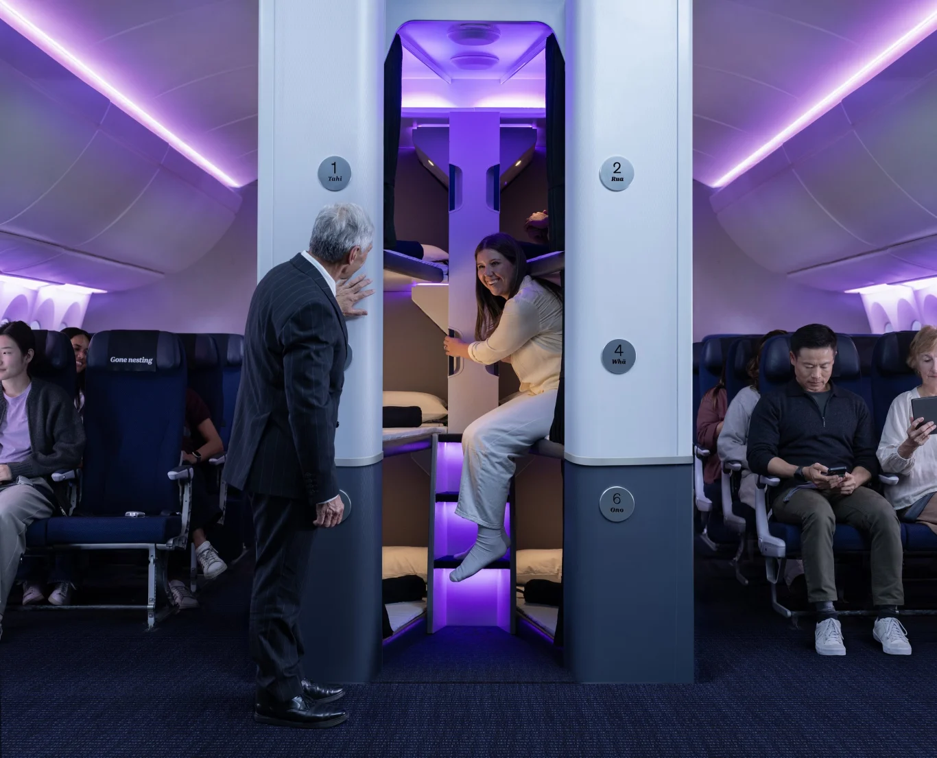 紐西蘭航空Skynest舒眠艙2026年12月登場:四小時$495美金起:雙層六臥鋪空間:配備獨立出風口、充電插座與專屬備品 紐西蘭航空Skynest舒眠艙2026年12月登場:四小時$495美金起:雙層六臥鋪空間:配備獨立出風口、充電插座與專屬備品