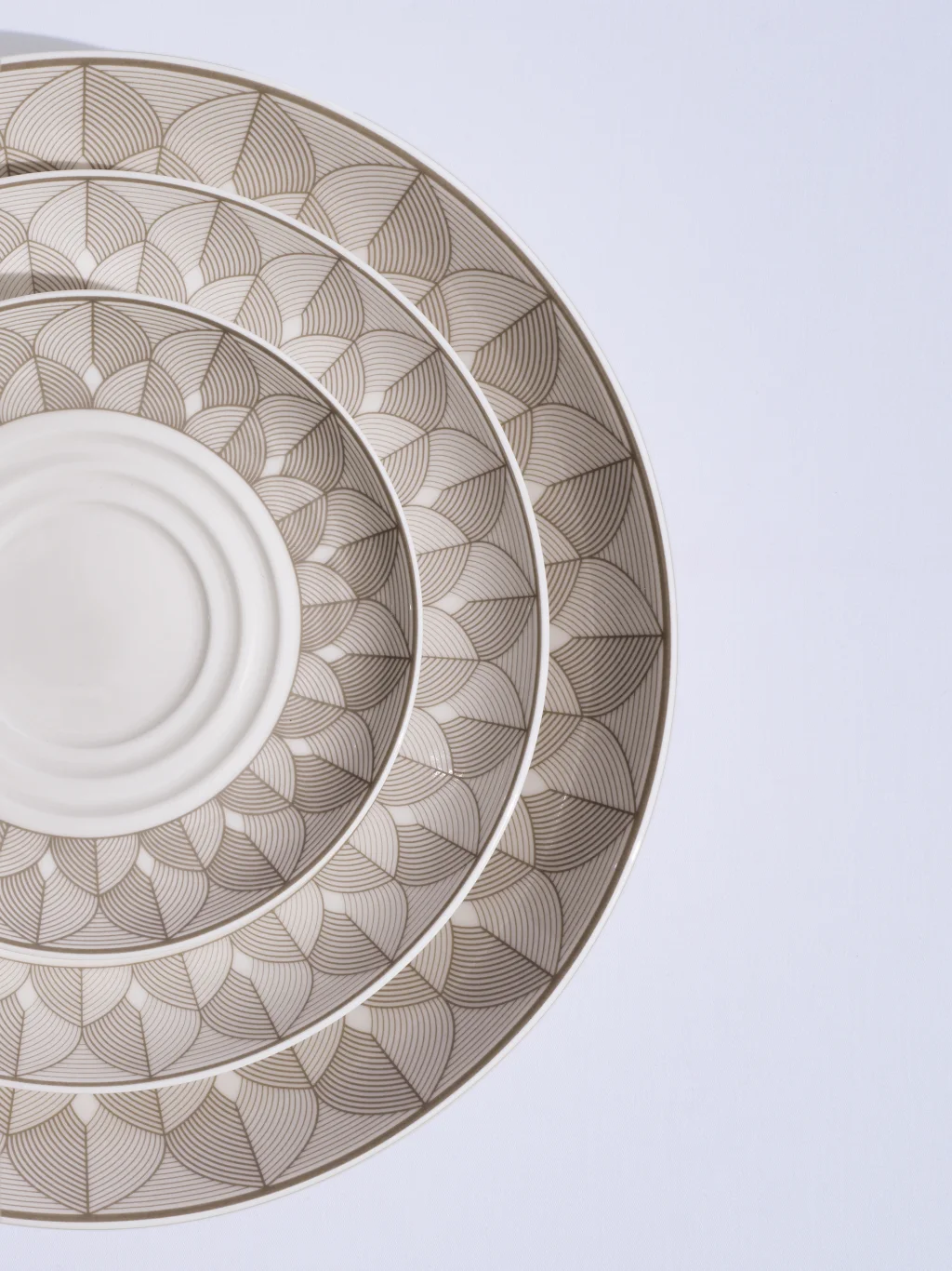 商務艙昆庭餐具細節（Business Class Christofle Serviceware Details，照片提供：Christofle）全新商務艙餐具採更大膽、醒目的設計風格，營造出鮮明的視覺美感，與整體餐桌擺設相得益彰。
