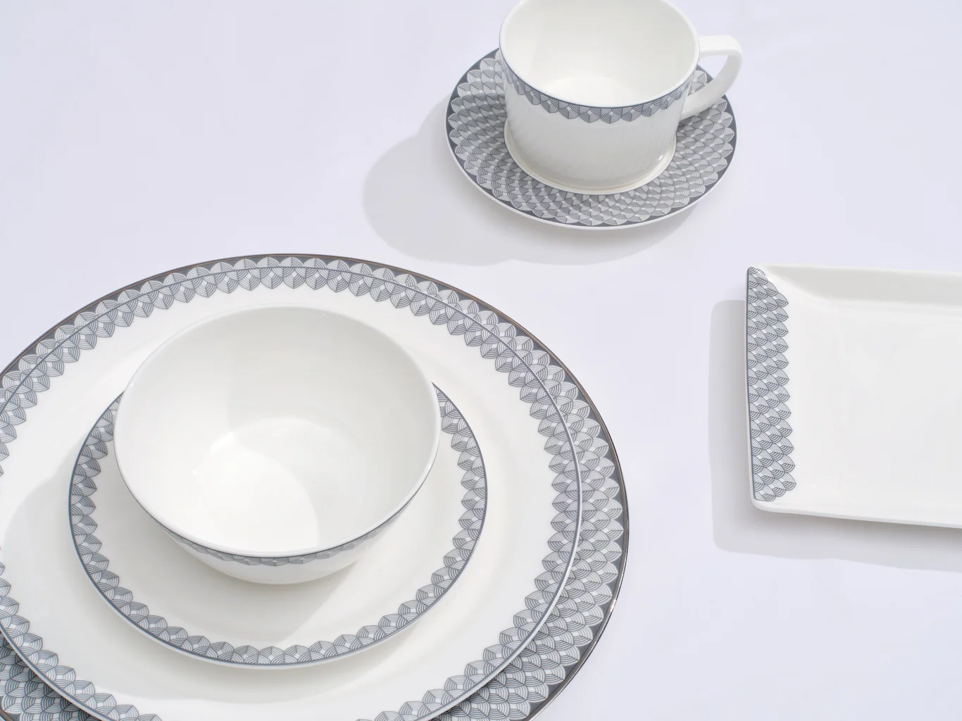頭等艙昆庭餐具細節（First Class Christofle Serviceware Details，照片提供：Christofle）為全新套房與頭等艙精心打造的系列餐具，展現精緻繁複的細膩設計。