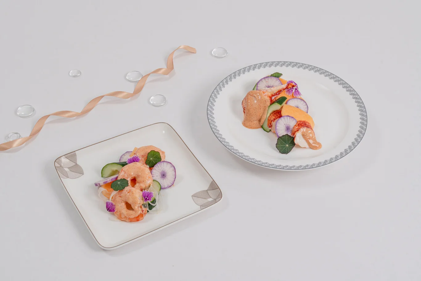 頭等艙皇家龍蝦與商務艙復古現代蝦肉雞尾酒（First Class Lobster Royale and Business Class Retro Meets Modern Prawn Cocktail）