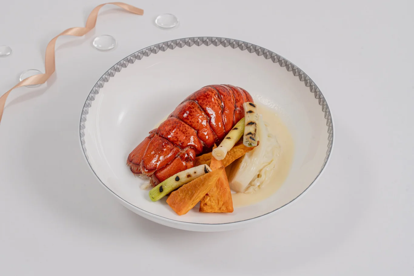 頭等艙香檳醬水煮緬因龍蝦（First Class Poached Maine Lobster with Champagne Sauce）