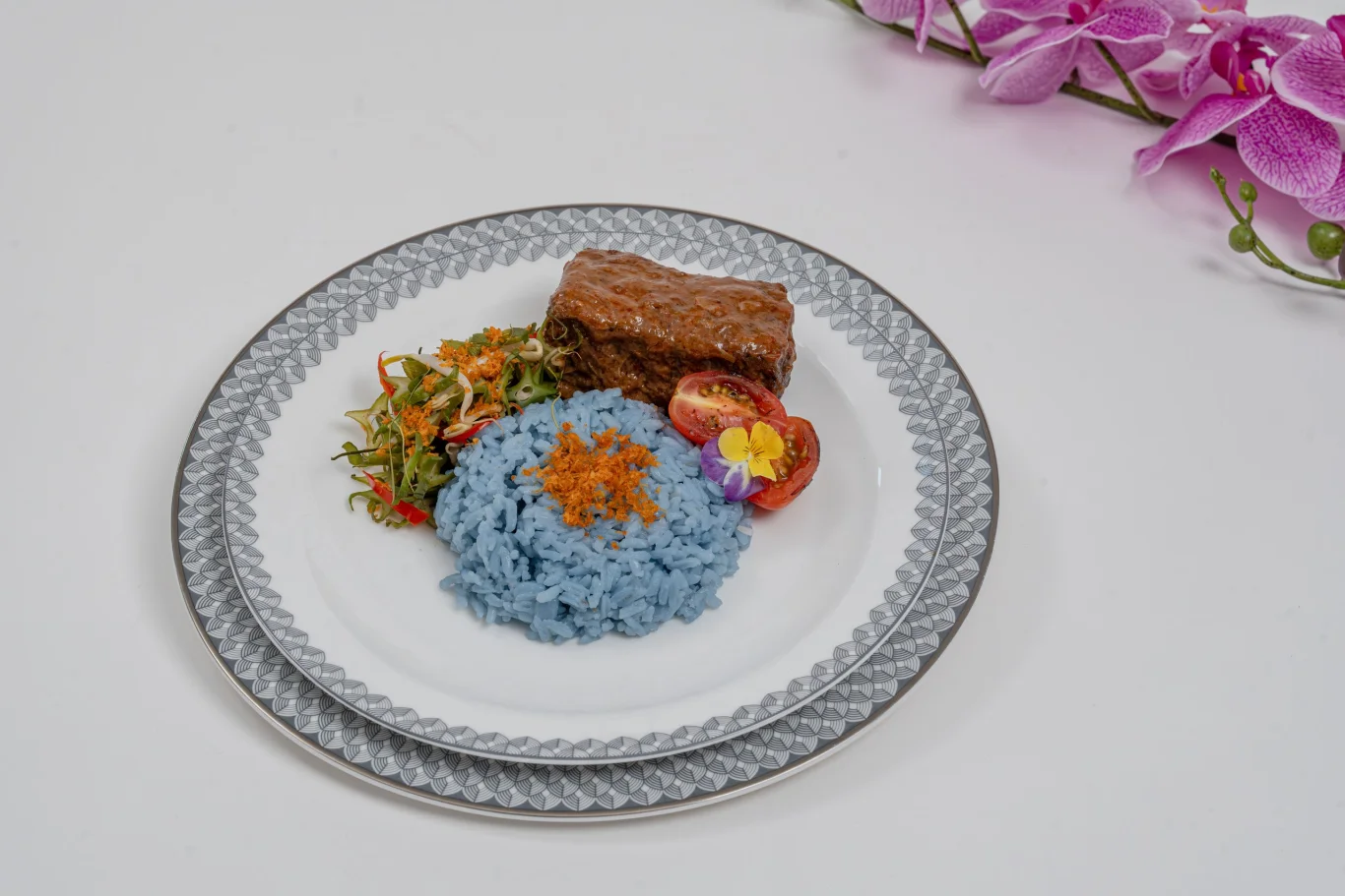 頭等艙參巴烤牛小排佐藍花飯（First Class Beef Short Rib Sambal Percik with Nasi Kerabu）