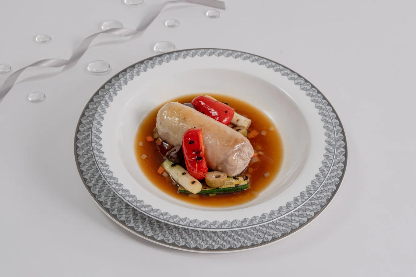 頭等艙低溫舒肥雞腿肉捲佐雞肉洋薏仁清湯（First Class Sous-Vide Chicken Thigh Roulade with Chicken and Pearl Barley Broth）