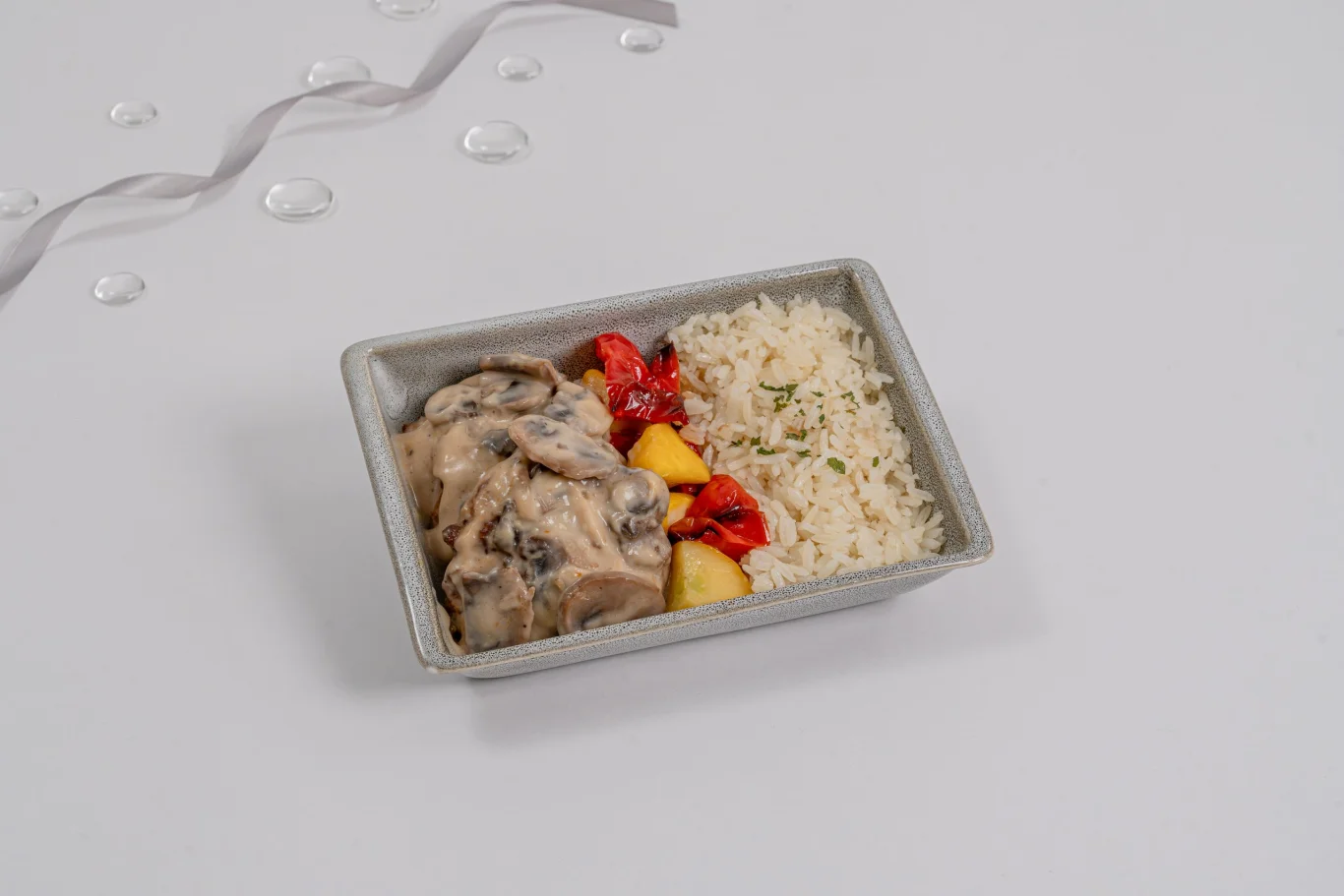 優選經濟艙俄式燉雞肉佐香料手抓飯與烤蔬菜（Premium Economy Class Chicken Stroganoff with Aromatic Pilaf Rice and Roasted Vegetables）
