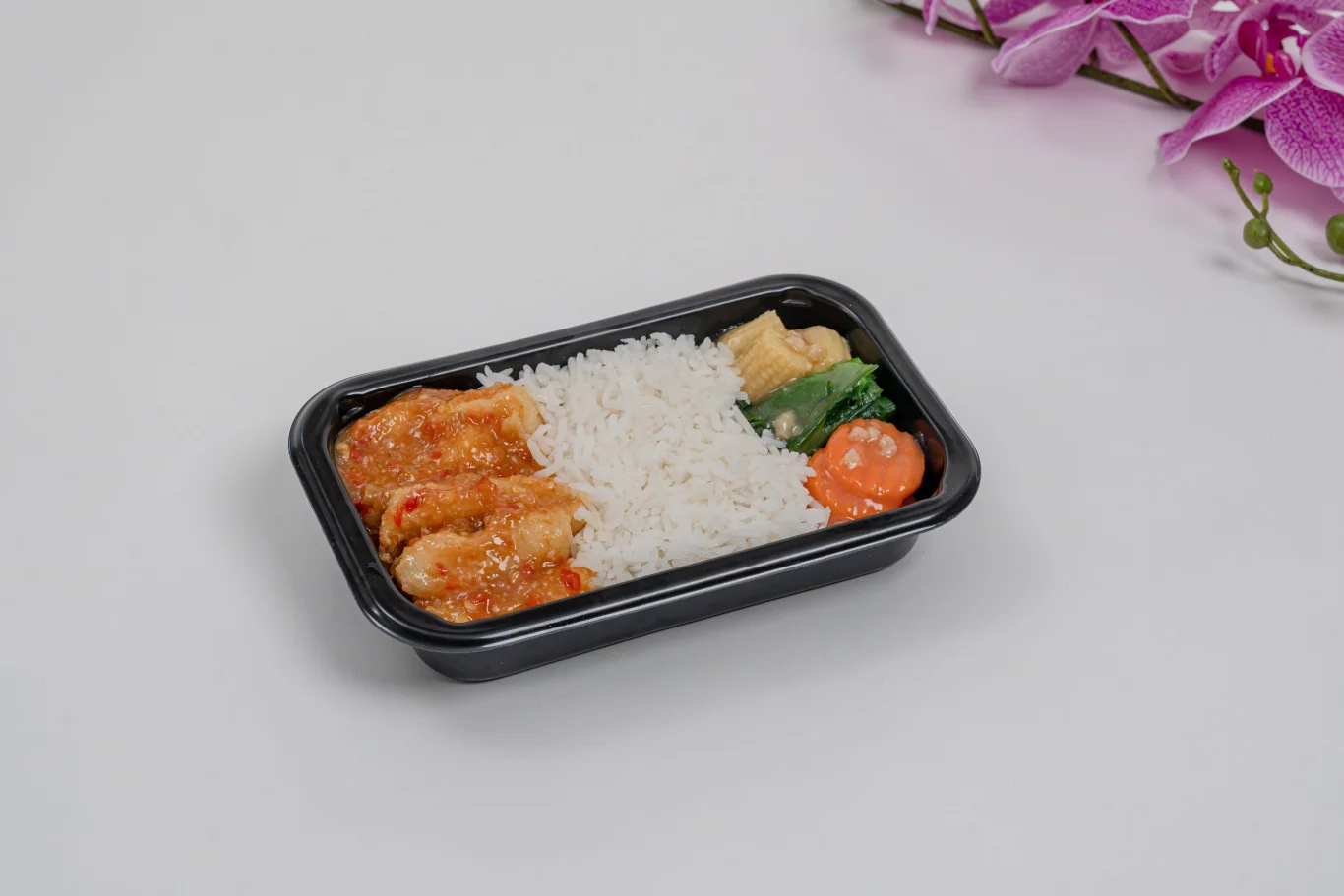 經濟艙黃豆醬東方風味魚排佐時蔬與米飯（Economy Class Oriental-style Fish with Yellow Bean Sauce, Asian Greens）