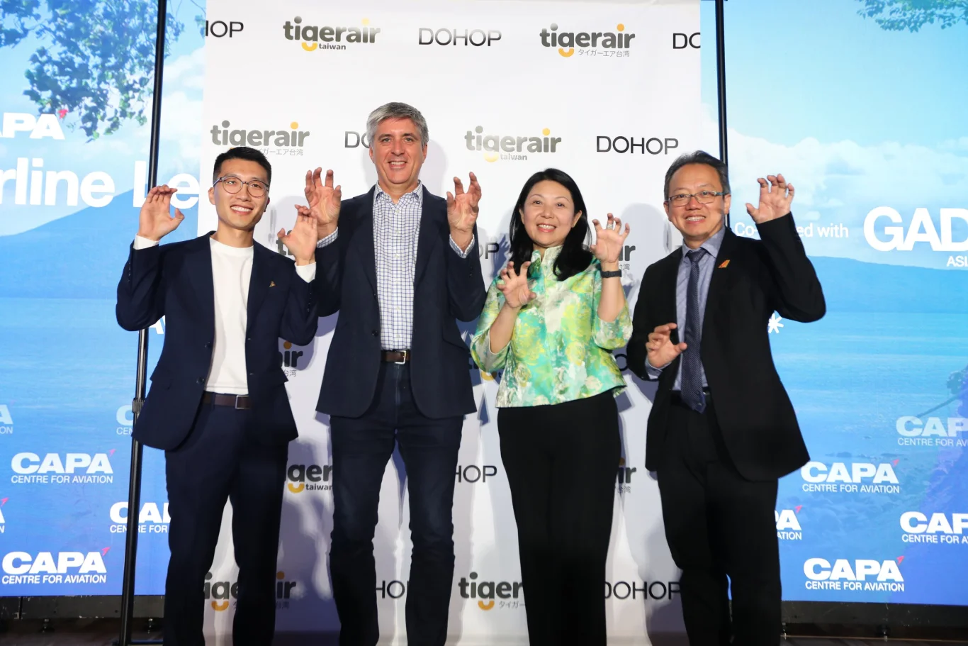 左起Dohop亞太區戰略合作總監Benson、Dohop營運總監Hugh Aitken、台灣虎航董事長黃世惠、台灣虎航商務長許致遠，於今(1)日CAPA航空領袖峰會中宣布聯航轉機服務正式上線