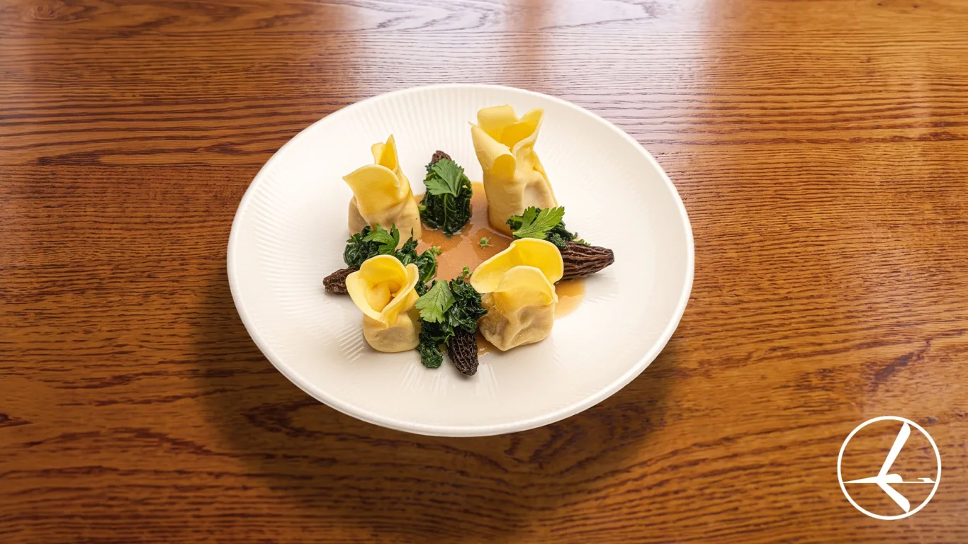 波蘭餃子佐高麗菜與羊肚菌(Pierogi, Cabbage & Morels):蛋奶素波蘭餃,內餡與配菜融合高麗菜、馬郁蘭草、羊肚菌、發酵高麗菜及焦香奶油(beurre noisette)。 波蘭餃子佐高麗菜與羊肚菌(Pierogi, Cabbage & Morels):蛋奶素波蘭餃,內餡與配菜融合高麗菜、馬郁蘭草、羊肚菌、發酵高麗菜及焦香奶油(beurre noisette)。