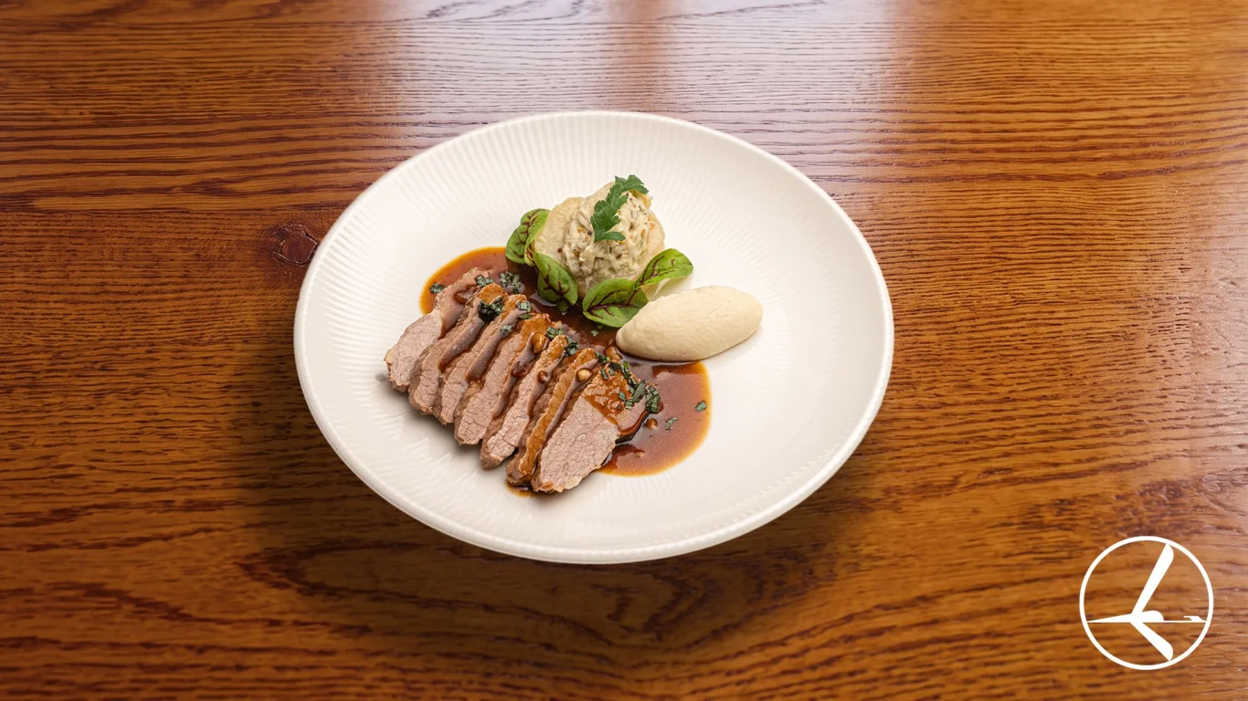 慢燉牛小排佐芹菜根與波爾多紅酒醬(Braised Beef Short Rib, Celeriac & Bordelaise):慢燉牛小排搭配三吃手法芹菜根與經典波爾多紅酒醬。 慢燉牛小排佐芹菜根與波爾多紅酒醬(Braised Beef Short Rib, Celeriac & Bordelaise):慢燉牛小排搭配三吃手法芹菜根與經典波爾多紅酒醬。