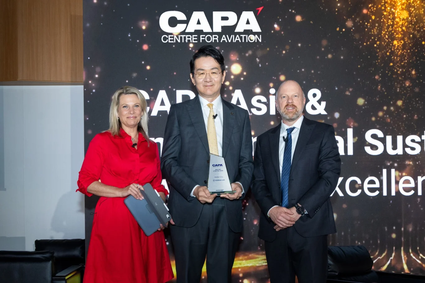 （由左至右）APAC Network 共同創辦人兼商務策略長奧利爾·莫里森（Oriel Morrison）、大韓航空兼韓進集團董事長暨執行長趙源泰（Walter Cho）、《Aviation Week Network》資深航空運輸編輯艾德里安·斯科菲爾德（Adrian Schofield），於日本札幌新千歲機場舉行的 CAPA 亞洲航空領袖峰會上獲頒 2026 年度亞洲最佳航空領袖獎。