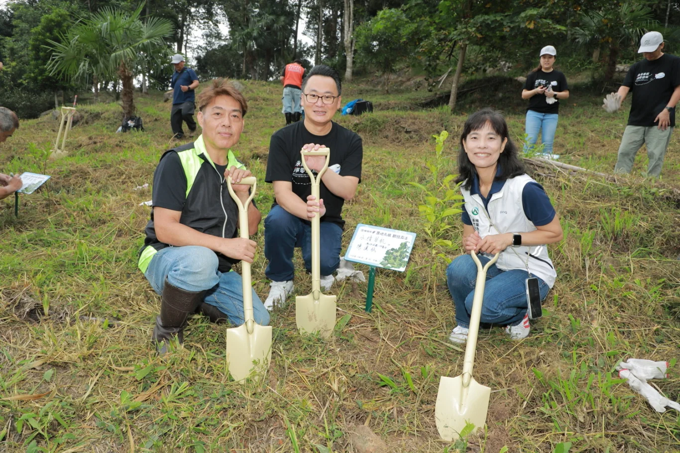 華航總經理陳漢銘(中)、林業保育署新竹分署長夏榮生(右)以及賽夏族長老根誌優(左)在紅毛山原生植物復育區栽種瀕危植物南庄橙樹苗,共同深化森林保育、步道維護、生物多樣性及在地合作,為山林永續盡一份心力。 華航總經理陳漢銘(中)、林業保育署新竹分署長夏榮生(右)以及賽夏族長老根誌優(左)在紅毛山原生植物復育區栽種瀕危植物南庄橙樹苗,共同深化森林保育、步道維護、生物多樣性及在地合作,為山林永續盡一份心力。