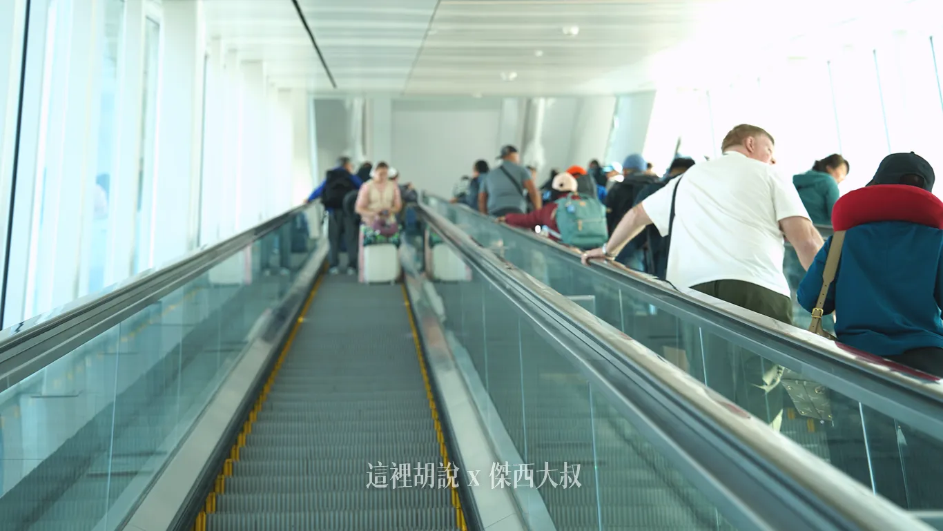 上樓：S航廈大部分的航班都會需要經過這個天橋