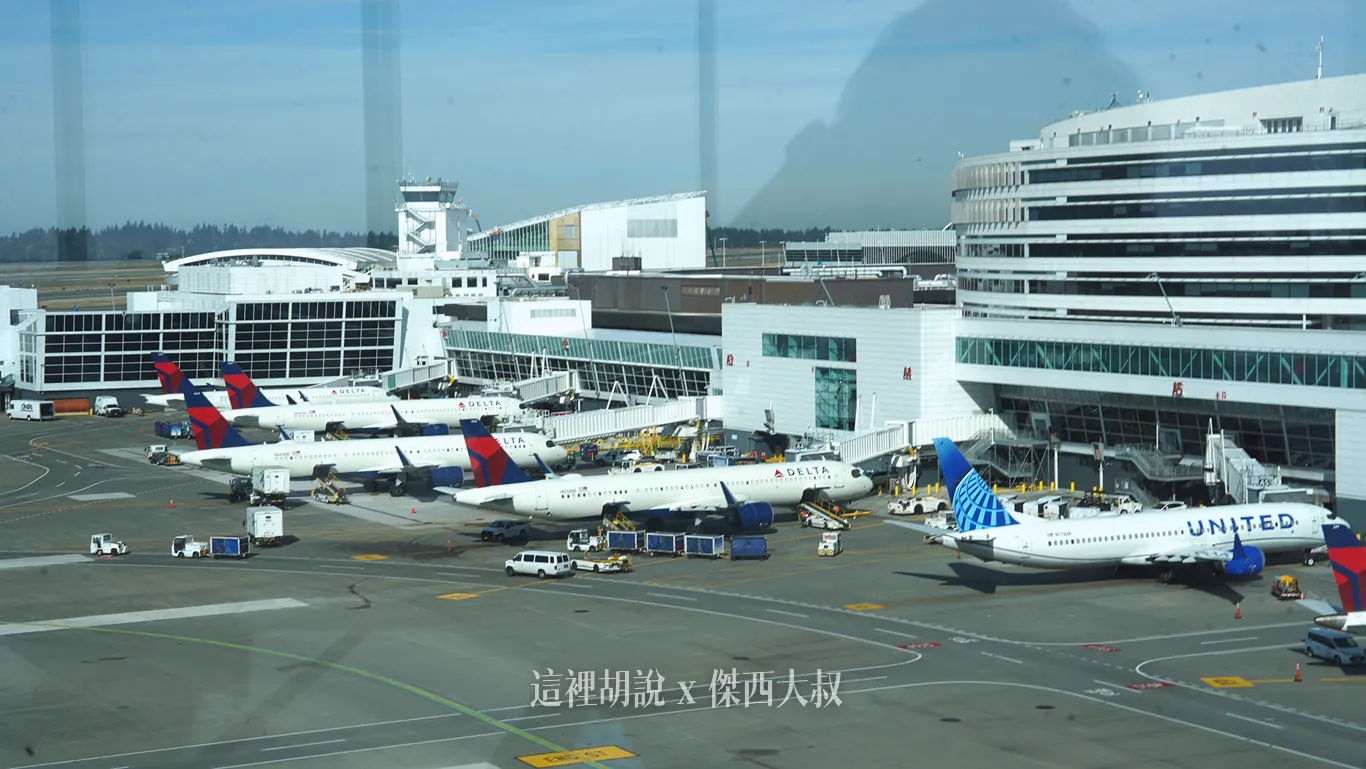 經過天橋：天橋上的視野非常好，運氣好還可以看到飛機從下方經過