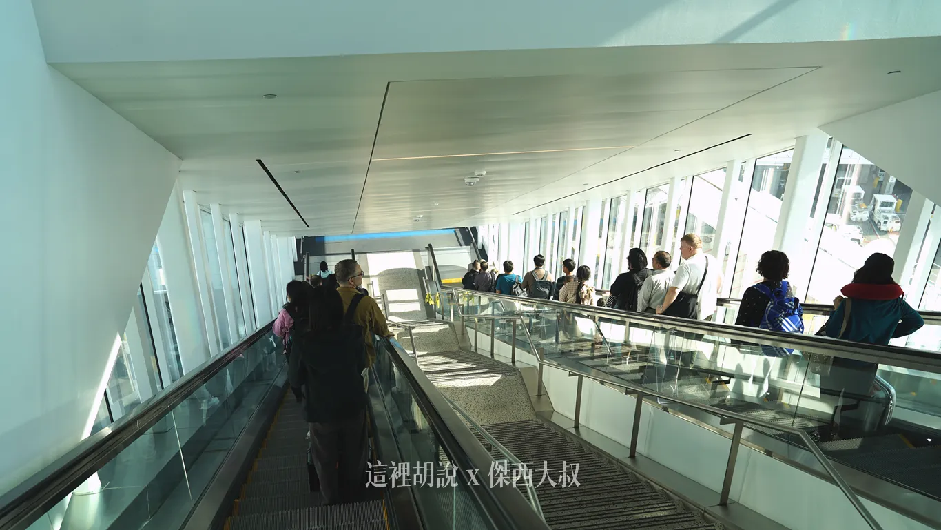 下樓：先上樓之後再來下樓才會抵達入境審查