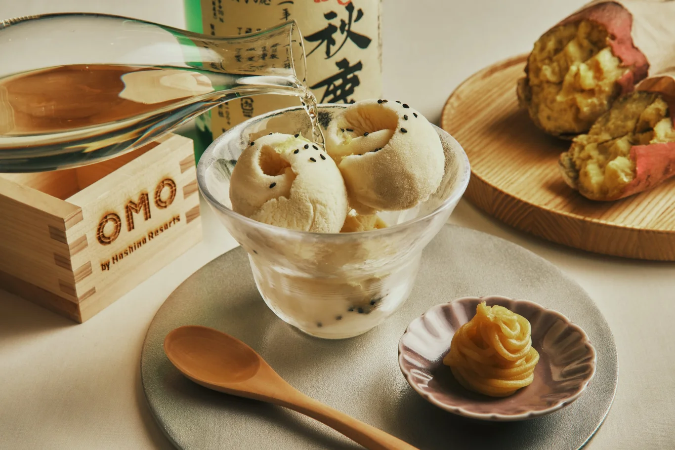 OMO5東京大塚淋上日本酒與烤地瓜泥配料的「日本酒阿芙佳朵」示意。
