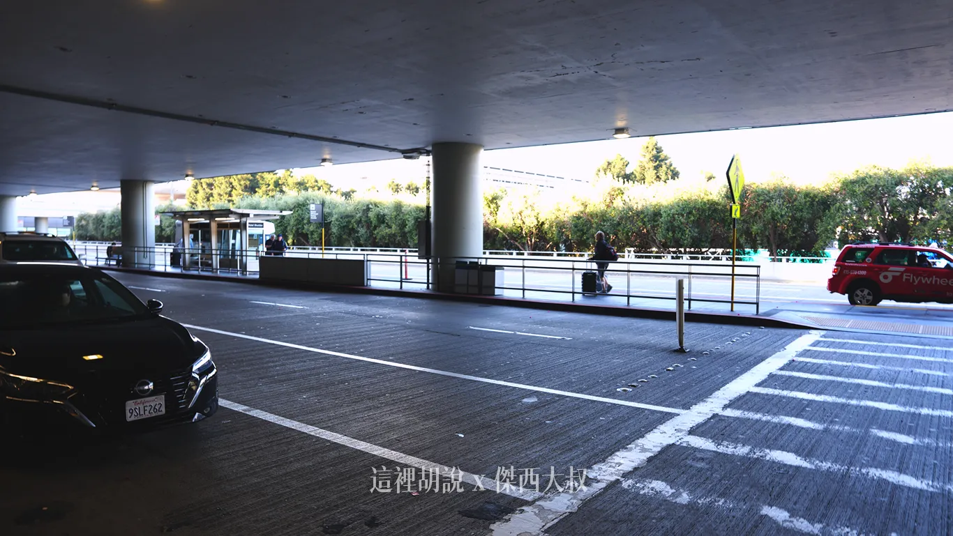 通過馬路之後的外側車道,左側就是飯店接駁車站牌 (照片左側) 通過馬路之後的外側車道,左側就是飯店接駁車站牌 (照片左側)
