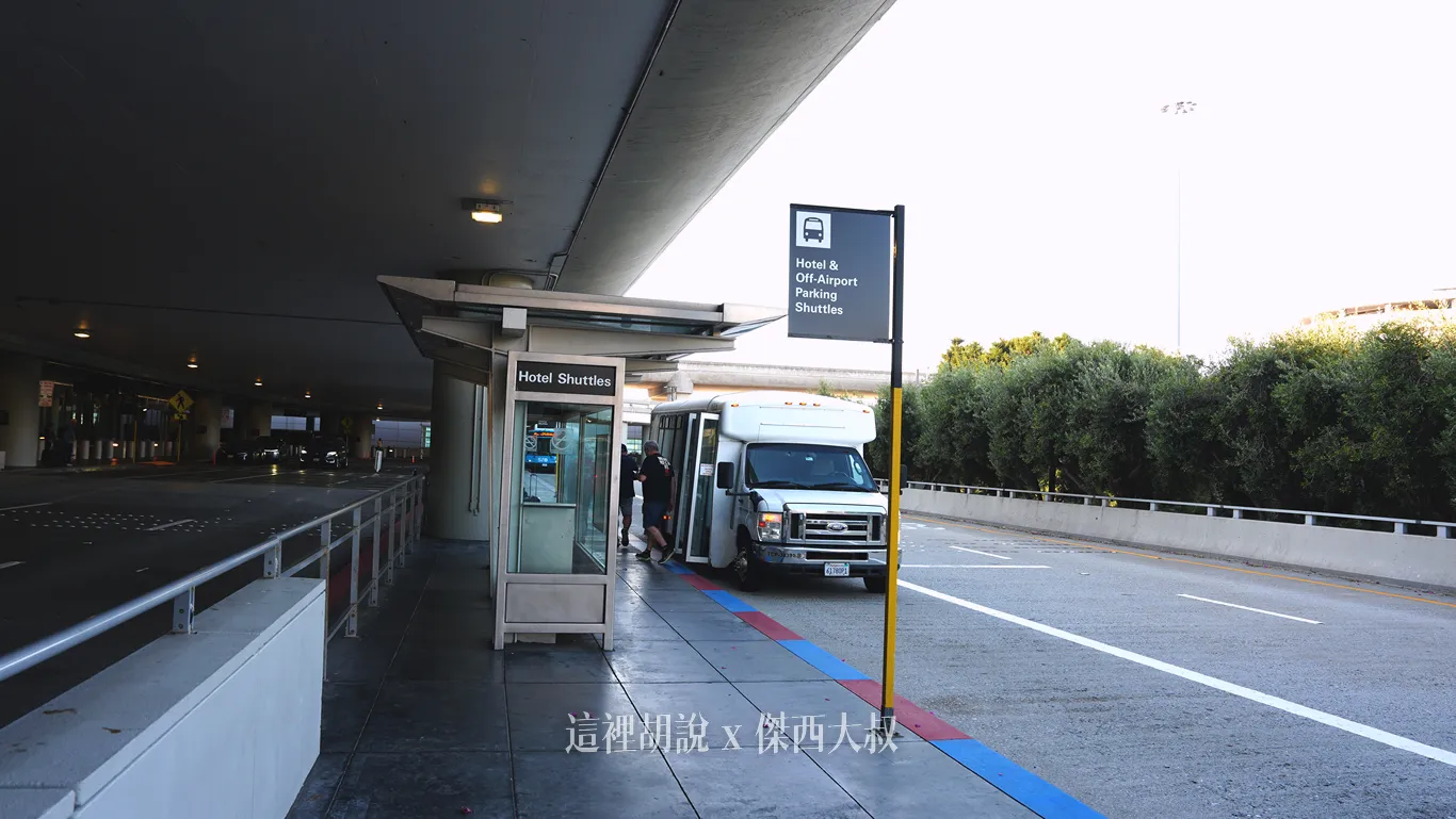 找到 HOTEL SUTTLE 的站牌,所有飯店的機場接駁車都會停在這邊。 找到 HOTEL SUTTLE 的站牌,所有飯店的機場接駁車都會停在這邊。