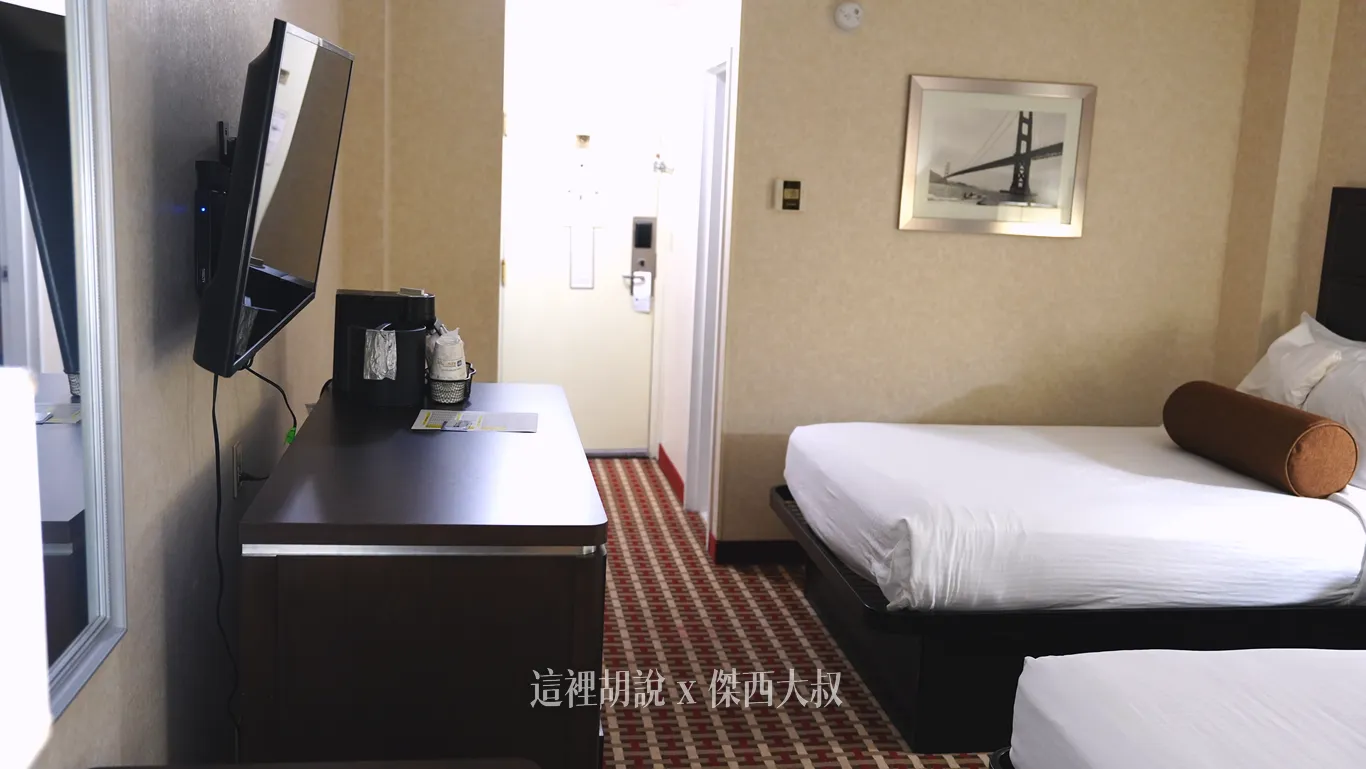 非常美式的標準配置電視前面就是MINI BAR 非常美式的標準配置電視前面就是MINI BAR