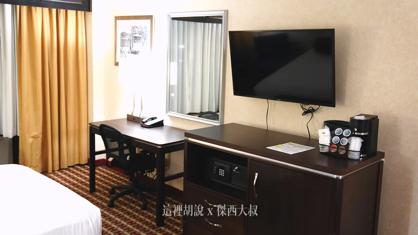 另外一個角度看書桌以及mini bar 另外一個角度看書桌以及mini bar