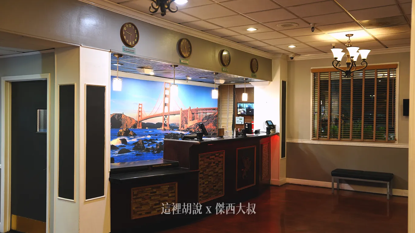 飯店大廳風格非常復古,深色木質接待櫃檯後方飾有金門大橋壁畫,上方懸掛著數面顯示不同時區的圓形時鐘,搭配暖色吊燈與百葉窗營造出沉穩氛圍。 飯店大廳風格非常復古,深色木質接待櫃檯後方飾有金門大橋壁畫,上方懸掛著數面顯示不同時區的圓形時鐘,搭配暖色吊燈與百葉窗營造出沉穩氛圍。