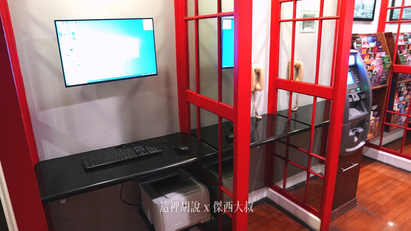 有簡單上網的電腦,可以列印登機證 有簡單上網的電腦,可以列印登機證