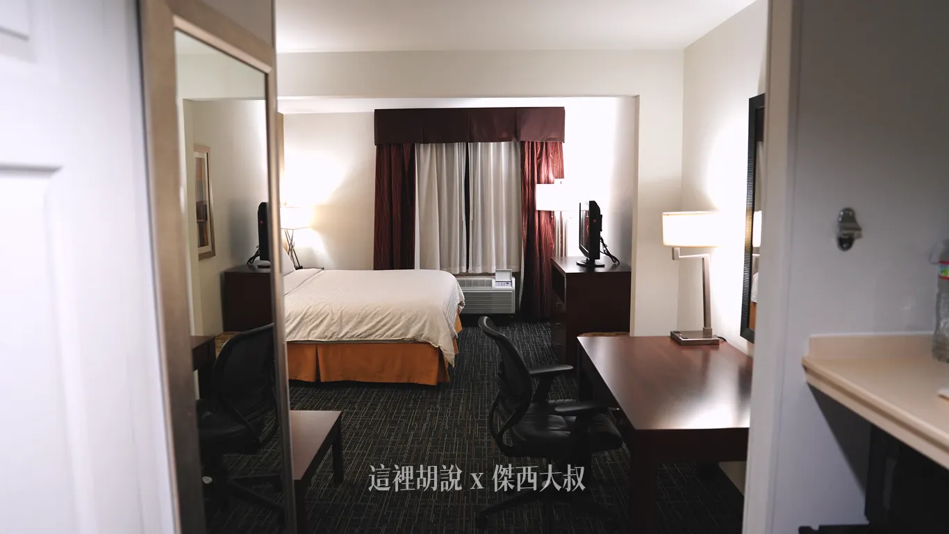 進入客房的視野,一旁是MINI BAR跟衣櫥,另外一邊是穿衣鏡以及洗手間 進入客房的視野,一旁是MINI BAR跟衣櫥,另外一邊是穿衣鏡以及洗手間