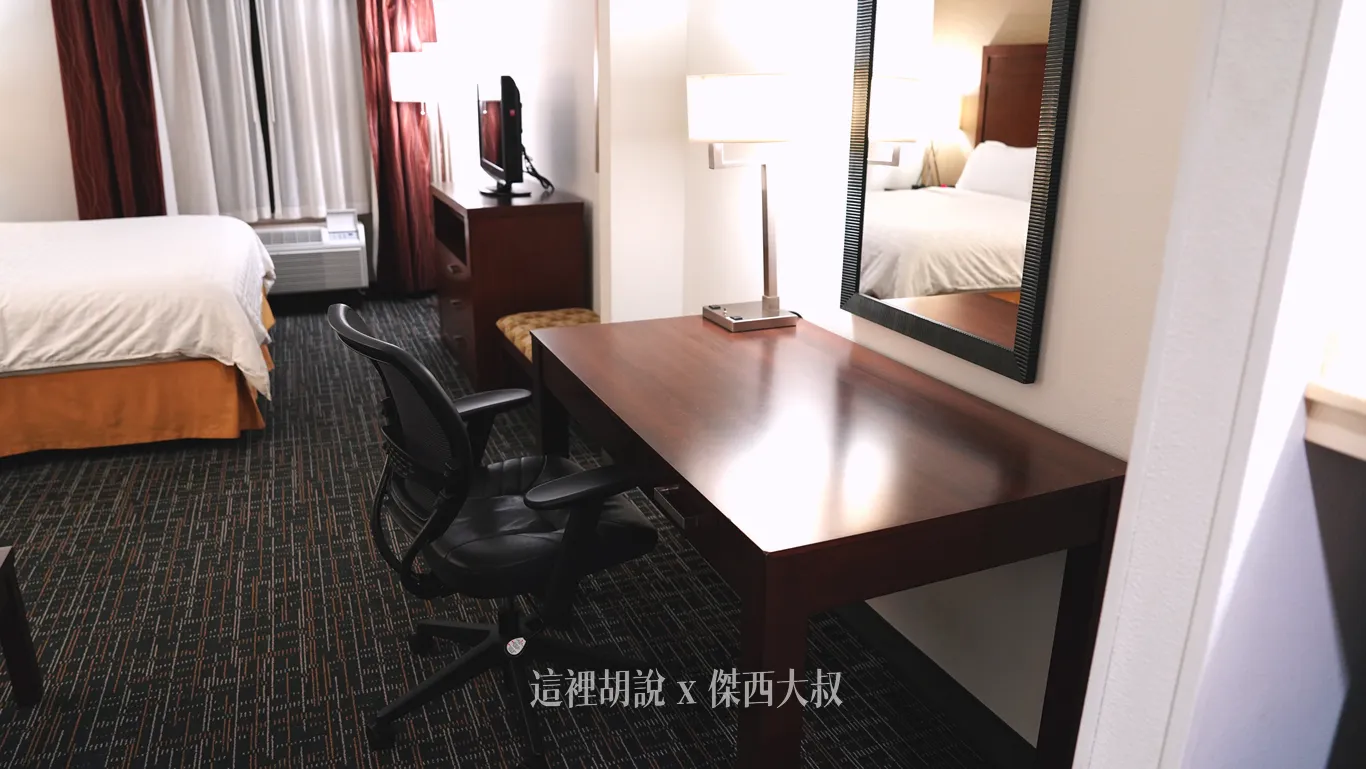 有一張可以完整工作的辦公桌 有一張可以完整工作的辦公桌