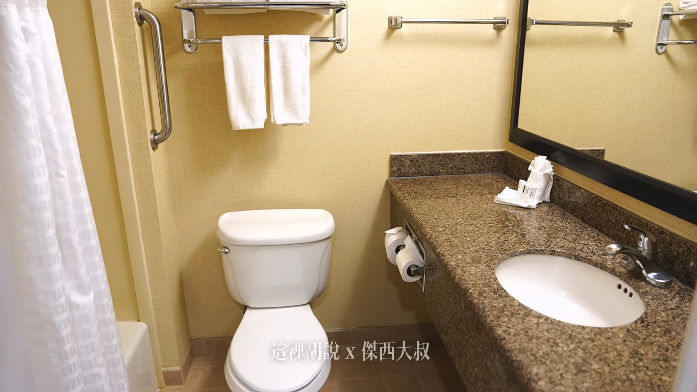 舊金山機場北智選假日飯店的浴室採常見美式格局,暖黃色牆面下配置白色馬桶、毛巾架,一旁則是寬敞的深色花崗岩檯面洗手槽與梳妝鏡。 舊金山機場北智選假日飯店的浴室採常見美式格局,暖黃色牆面下配置白色馬桶、毛巾架,一旁則是寬敞的深色花崗岩檯面洗手槽與梳妝鏡。