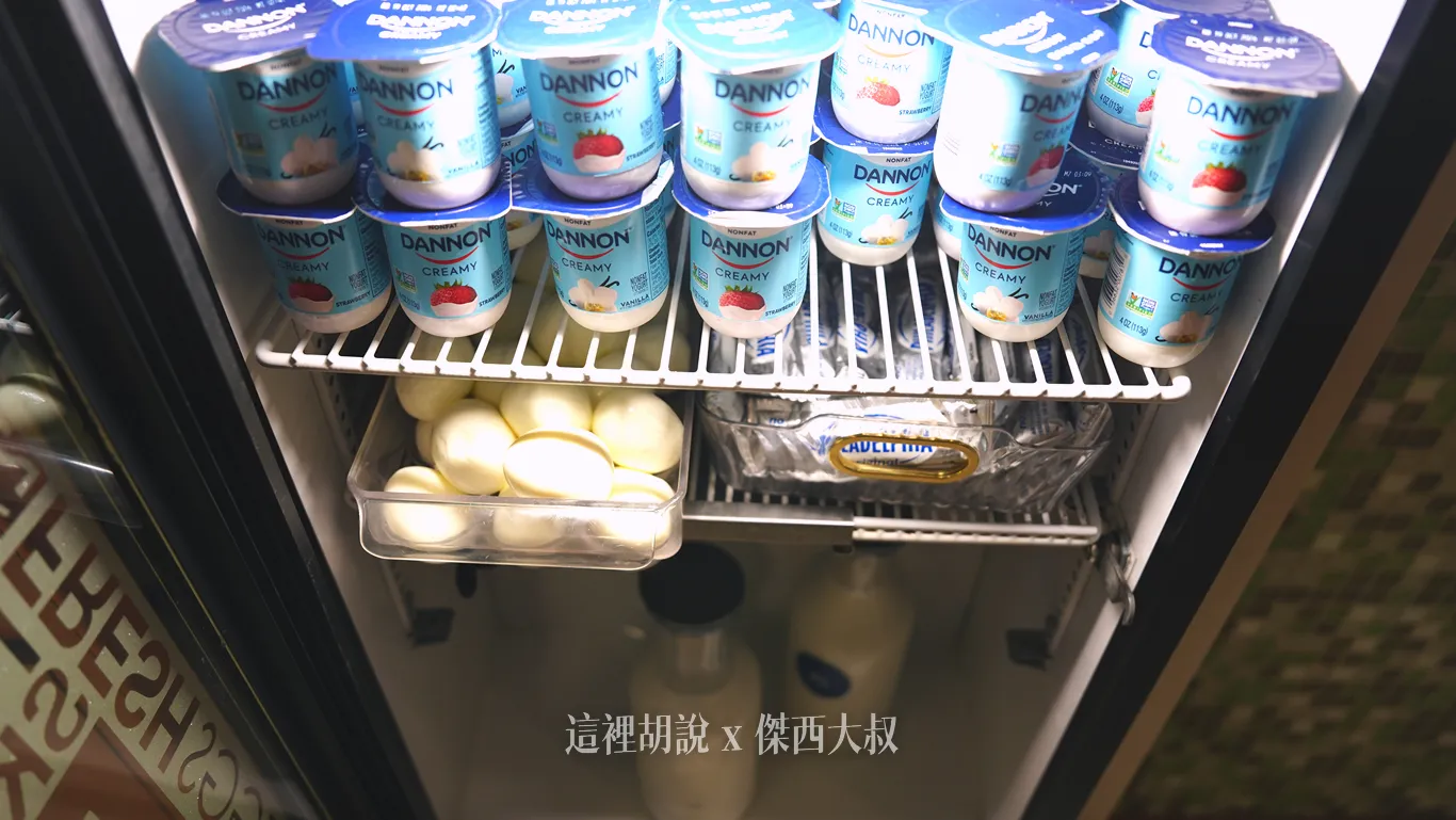 冷藏櫃中,整齊擺放著多杯不同口味的優格,下層則備有裝滿水煮雞蛋的透明保鮮盒與cream cheese供房客取用。 冷藏櫃中,整齊擺放著多杯不同口味的優格,下層則備有裝滿水煮雞蛋的透明保鮮盒與cream cheese供房客取用。