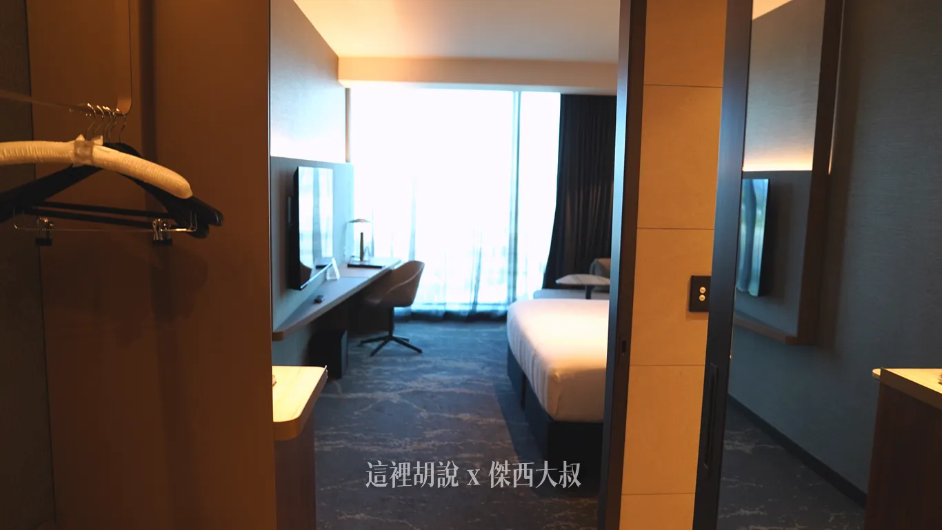 一進入客房內的景緻，一旁是開放式衣櫥，另外一邊是浴室跟獨立洗手間