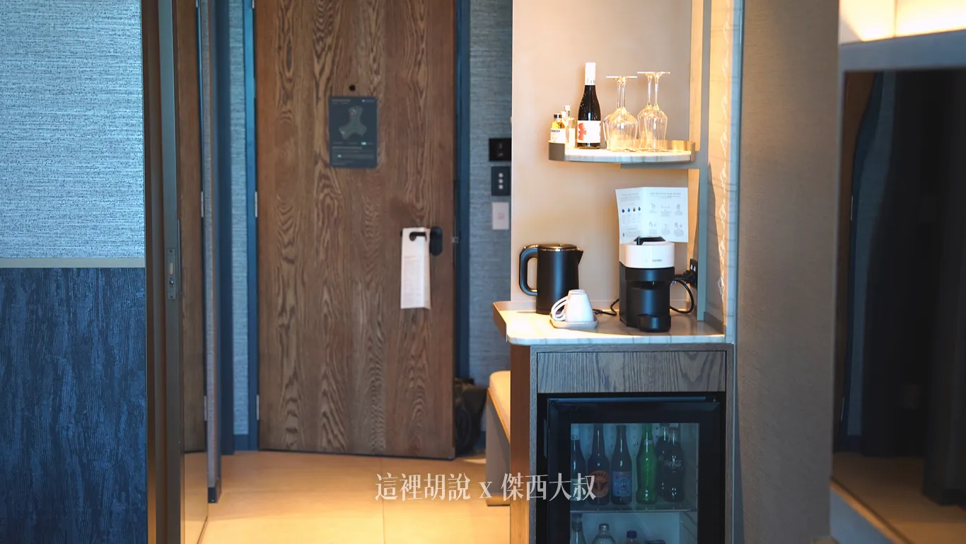 MINIBAR設置在轉角區，除了咖啡茶包之外，全部都是付費項目