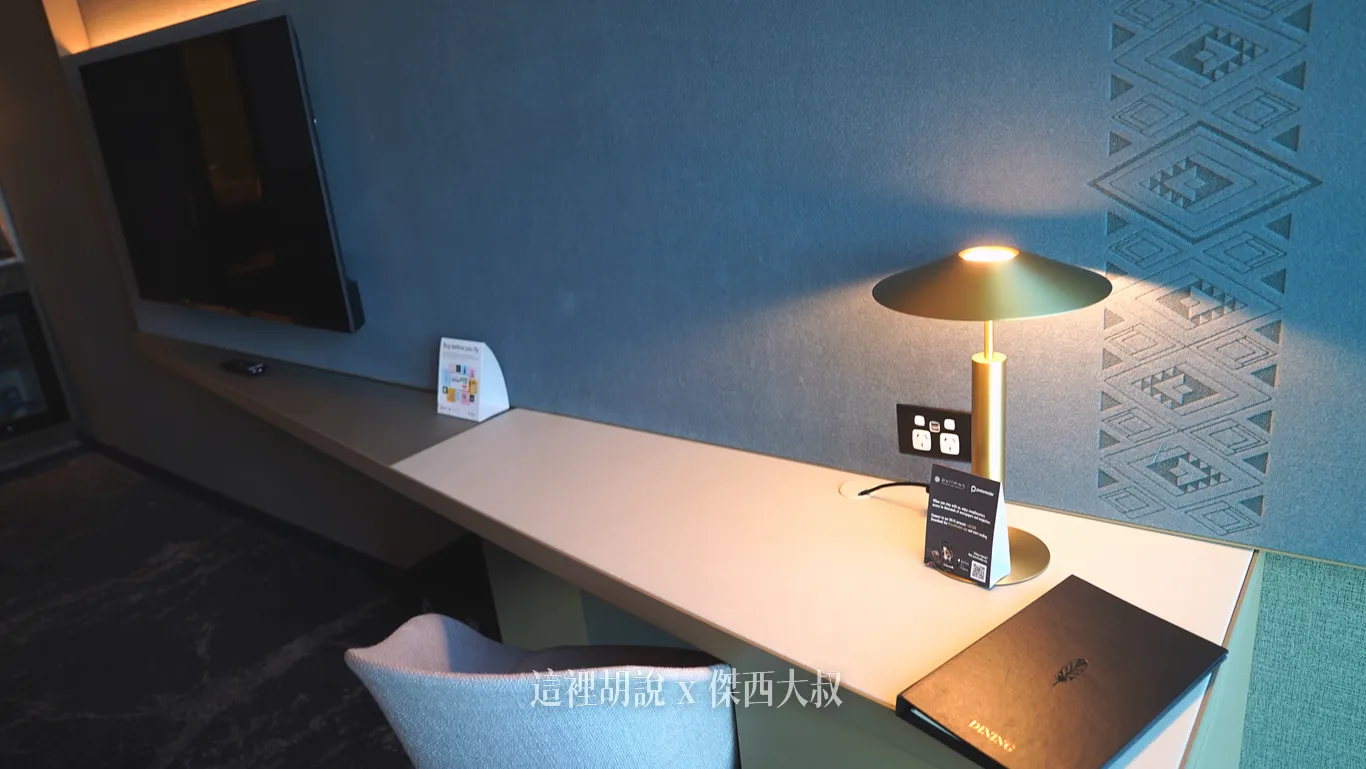 客房則是利用電視前面的空間設置了傾斜的桌面