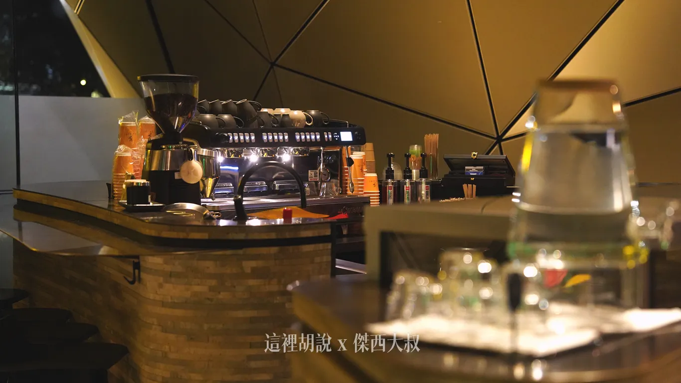 大廳一角的 Kuriri 咖啡餐酒館