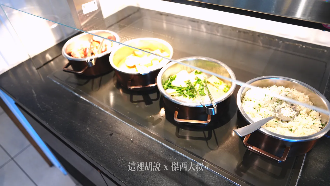 第一區還有一部分簡單的熱食偏中式,有炒飯、煎餃、粥 第一區還有一部分簡單的熱食偏中式,有炒飯、煎餃、粥