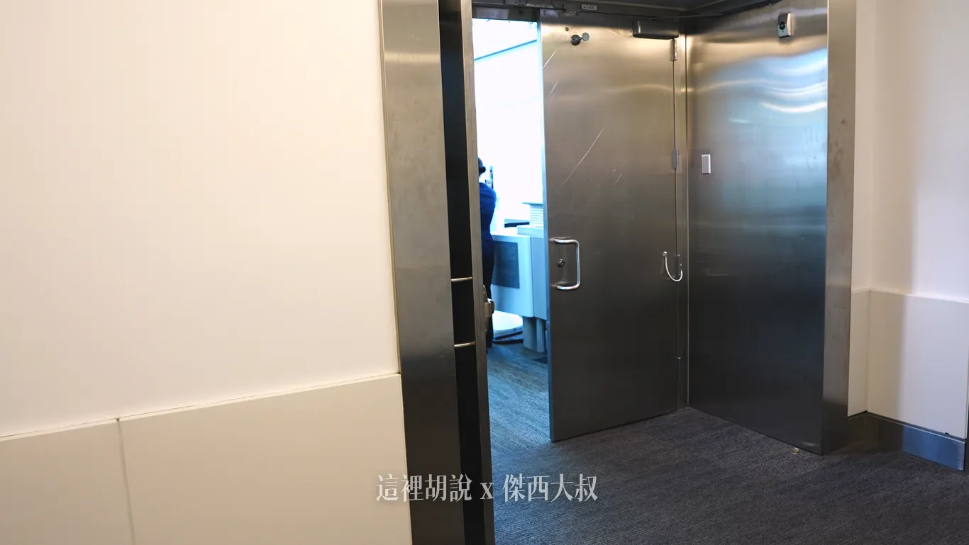 往前走就可以看到候機室 往前走就可以看到候機室