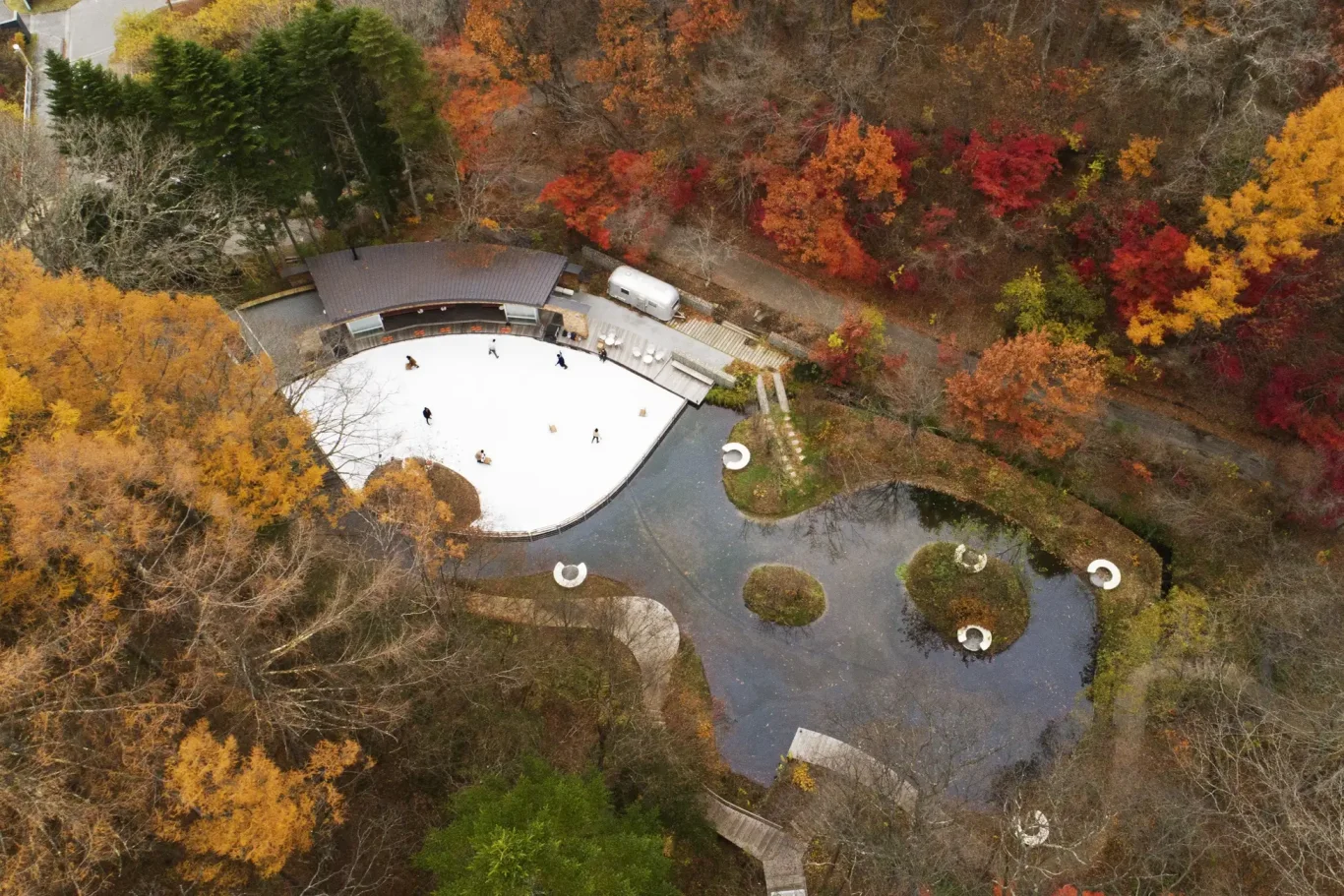 輕井澤星野ケラ池滑冰場 10 月 30 日開園 穿冰刀賞紅葉喝飛鼠拿鐵：日本最早戶外初滑十月底登場 被紅葉包圍的森林滑冰場