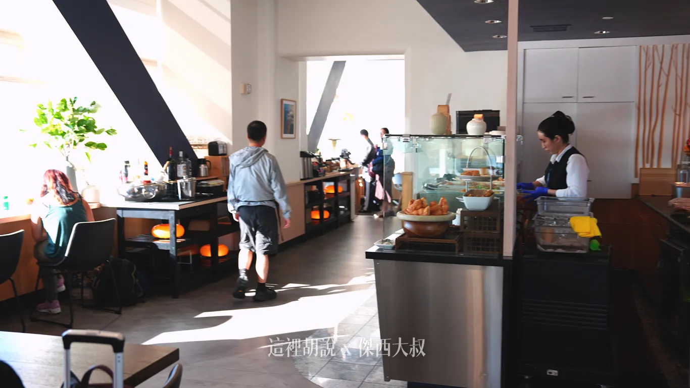 另外被有一個熱食沙拉取餐台,提供簡單的餐點 另外被有一個熱食沙拉取餐台,提供簡單的餐點