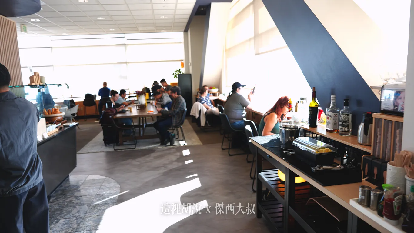 這就是貴賓室大概的空間(照片左側還有一小區座位空間) 這就是貴賓室大概的空間(照片左側還有一小區座位空間)