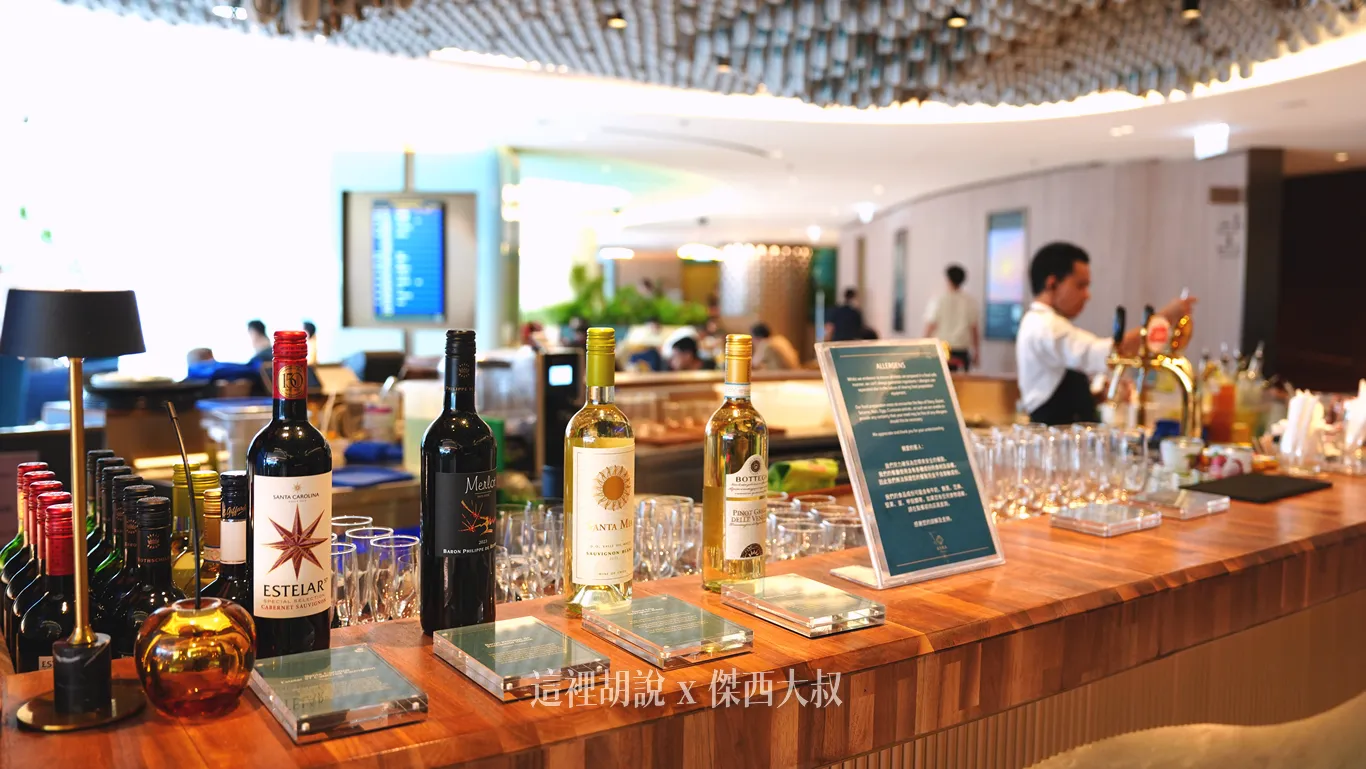 香港機場KYRA貴賓室木質吧檯上,整齊陳列著四種供旅客自由取用的紅酒與白酒 香港機場KYRA貴賓室木質吧檯上,整齊陳列著四種供旅客自由取用的紅酒與白酒