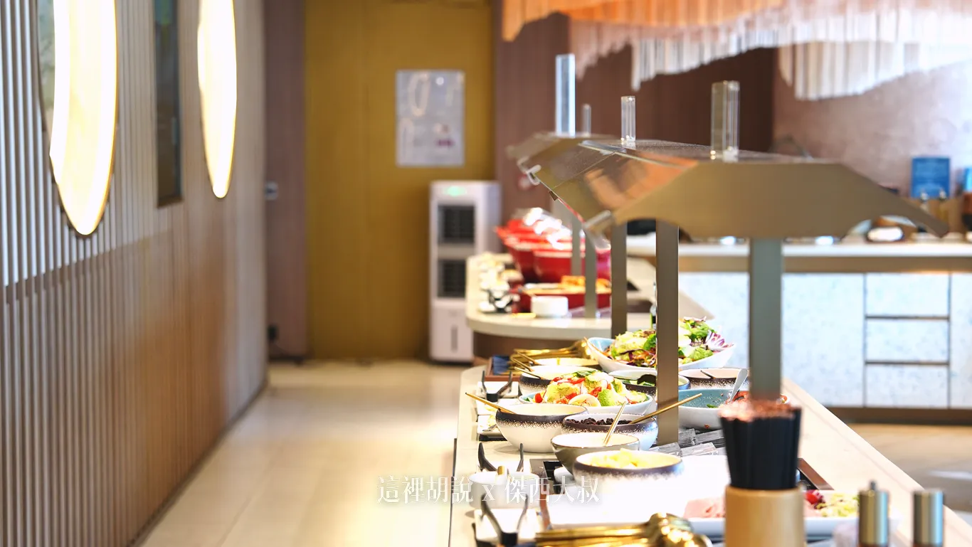 取餐台主要分成熱食跟冷食兩區 取餐台主要分成熱食跟冷食兩區