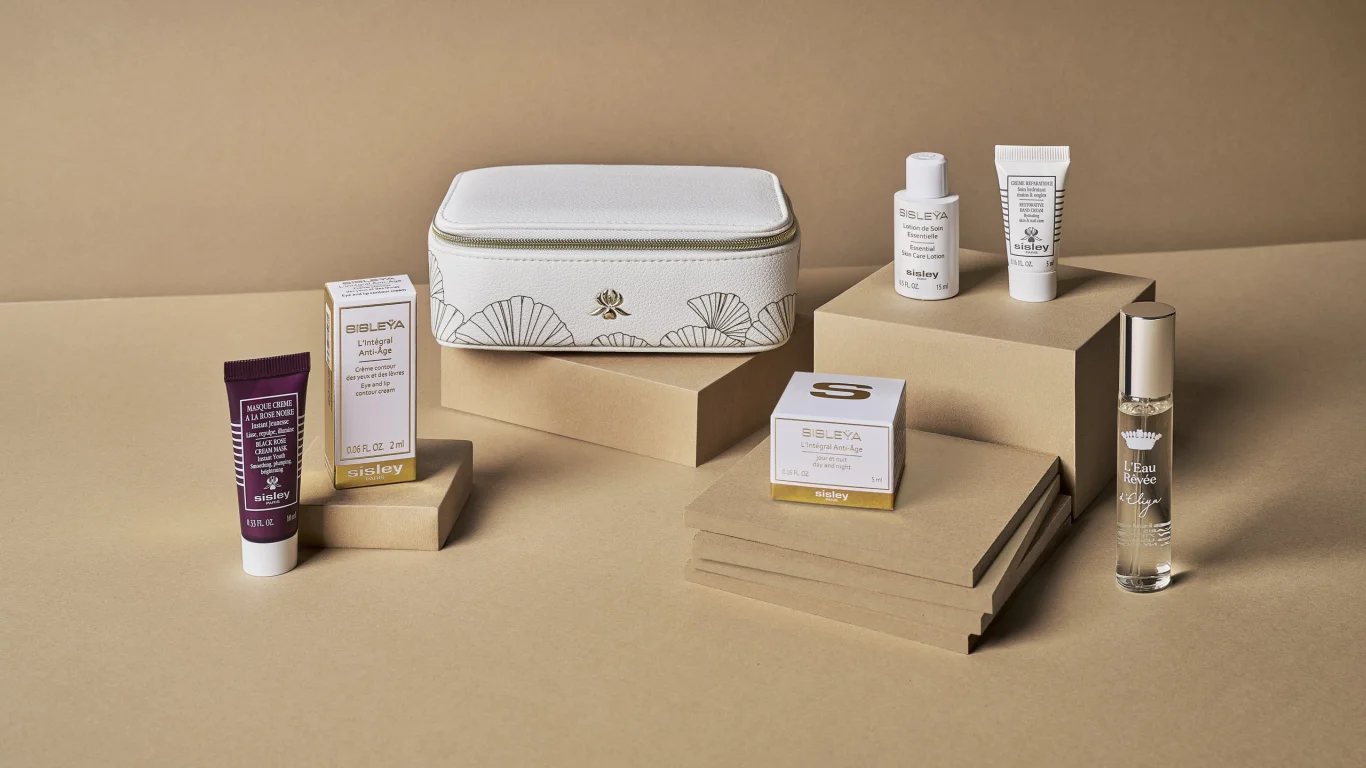 套房及頭等艙女性 SISLEY 過夜包(Suites and First Class Women’s SISLEY Amenity Kit) 套房及頭等艙女性 SISLEY 過夜包(Suites and First Class Women’s SISLEY Amenity Kit)