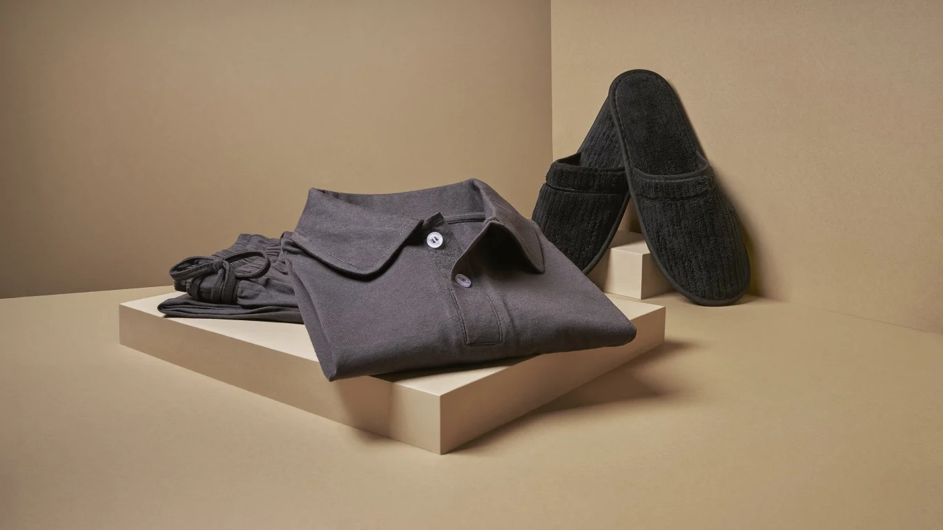 套房及頭等艙睡衣套裝與拖鞋(Suites and First Class Sleeper Suit and Slippers) 套房及頭等艙睡衣套裝與拖鞋(Suites and First Class Sleeper Suit and Slippers)