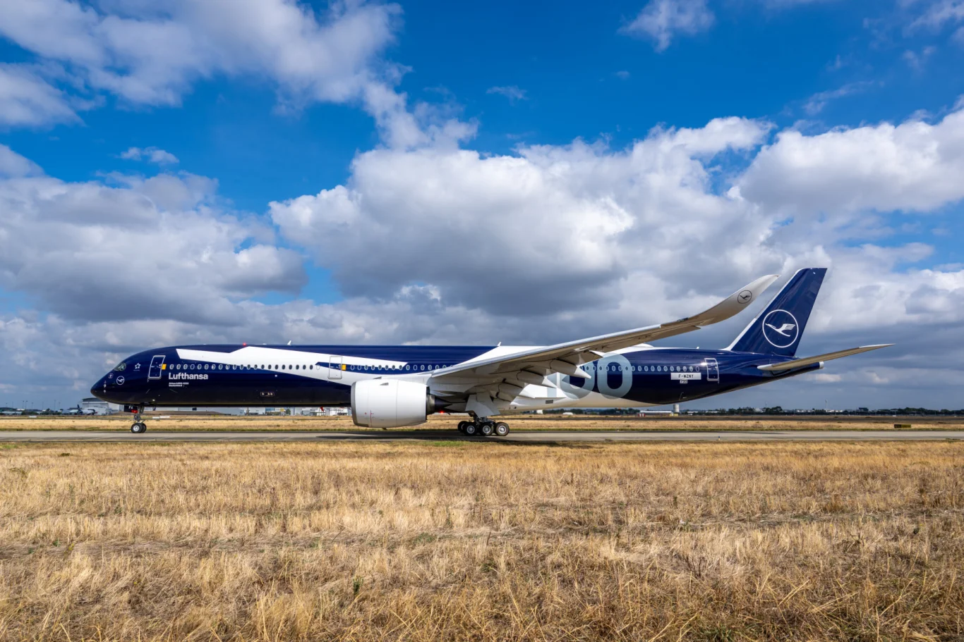 漢莎航空首架A350-1000亮相!12月首航慕尼黑-東京羽田:首批10架全數進駐慕尼黑樞紐 上海與新加坡接力上線 漢莎航空首架A350-1000亮相!12月首航慕尼黑-東京羽田:首批10架全數進駐慕尼黑樞紐 上海與新加坡接力上線