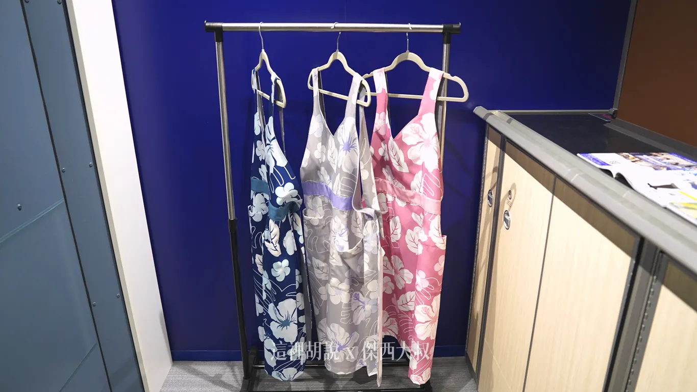 空服組員送餐時候同款圍裙