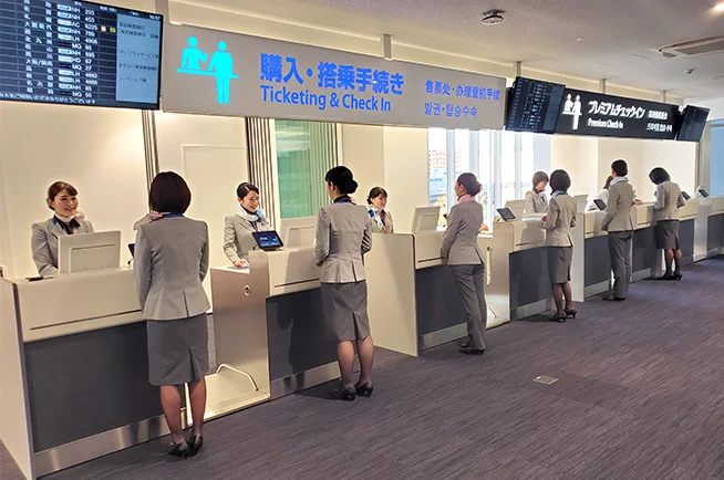 模擬報到櫃檯訓練。圖片：ANA網站