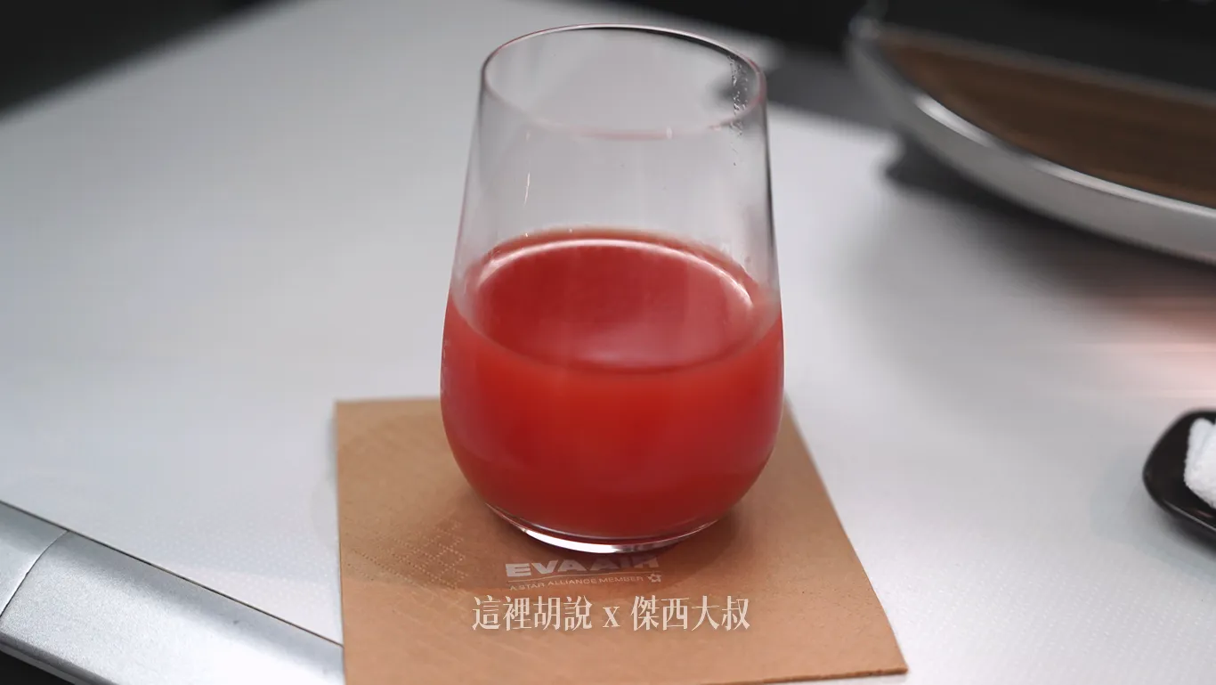 登機歡迎飲料，選擇西瓜汁